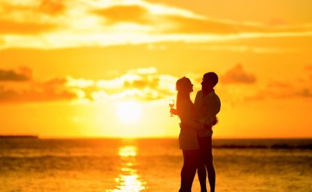夏の夕暮れを楽しむためのシュワシュワワイン