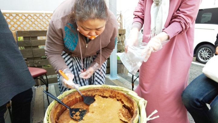 味噌仕込み　酒粕をめくる